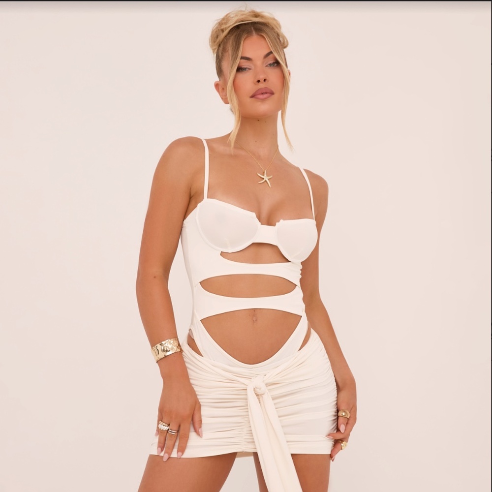 CUT OUT CUPPED SWIMSUIT AND TIE FRONT MINI SKIRT SET IN CREAM